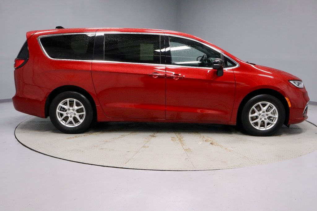 Used 2025 Chrysler Pacifica Select FWD image 5