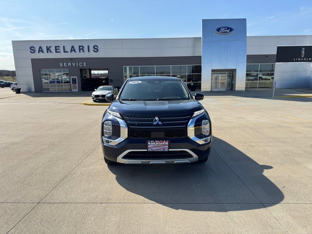 Used 2024 Mitsubishi Outlander SE image 2