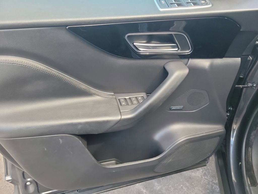 Used 2020 Jaguar F-PACE Premium image 13