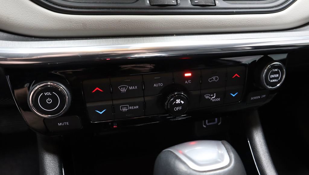 Used 2023 Jeep Compass Limited image 33