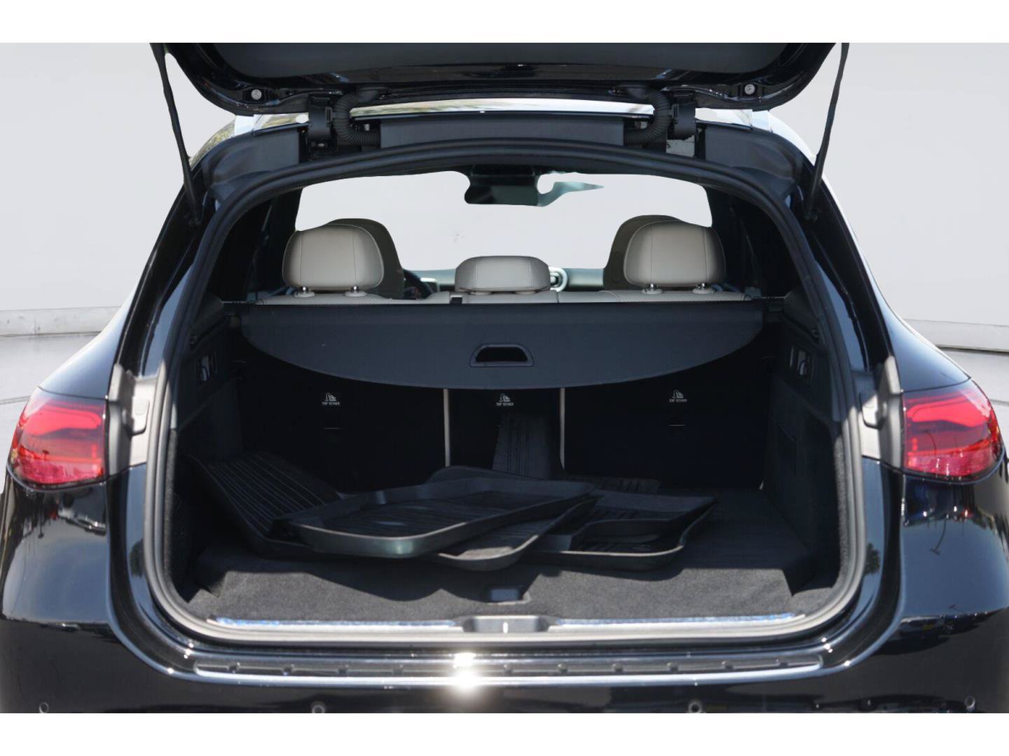 Used 2025 Mercedes-Benz GLC 350e 4MATIC image 32