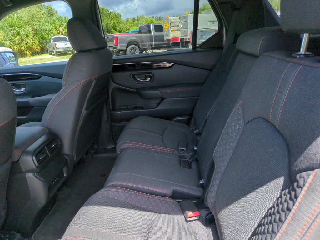 Used 2025 Honda Pilot Sport image 19