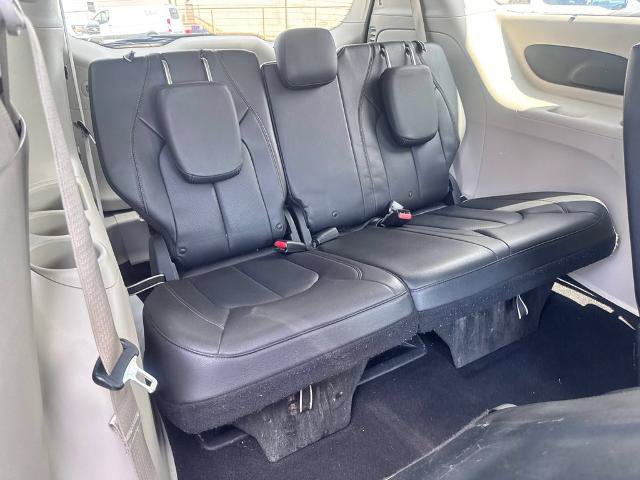 Used 2020 Chrysler Pacifica Touring-L FWD image 16