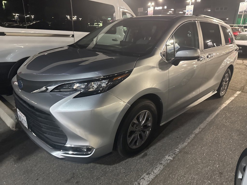 Used 2024 Toyota Sienna XLE image 2
