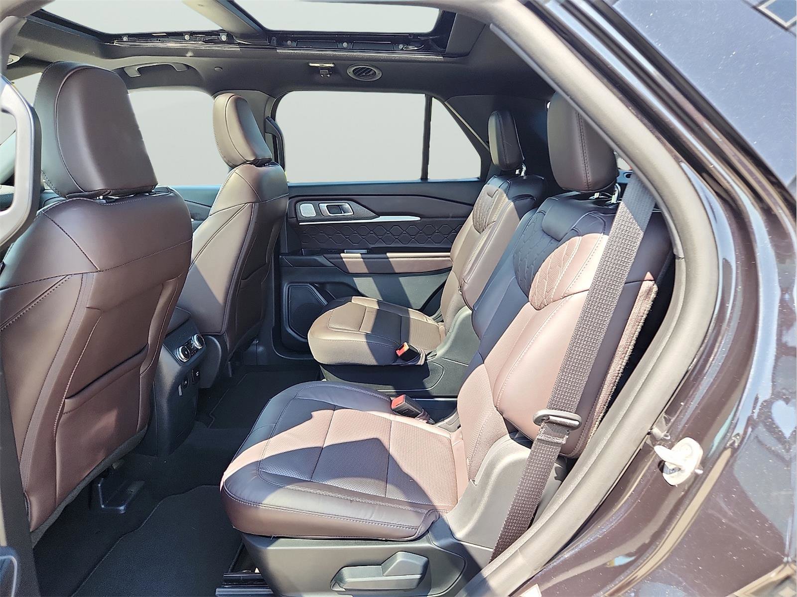 Certified 2025 Ford Explorer Platinum w/ LUX Leather Package AWD/4WD image 8