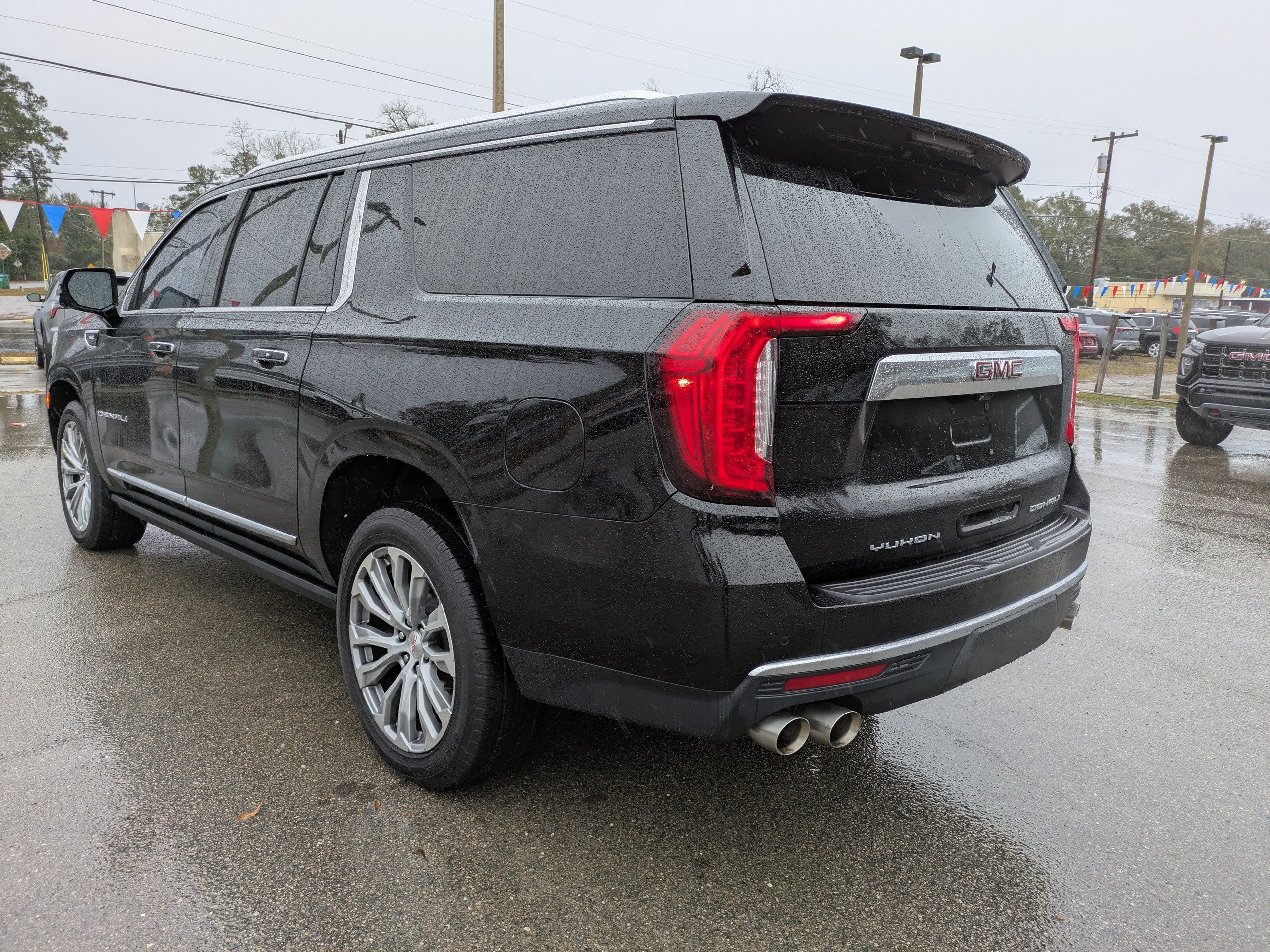 Used 2021 GMC Yukon XL Denali w/ Denali Premium Package RWD image 6