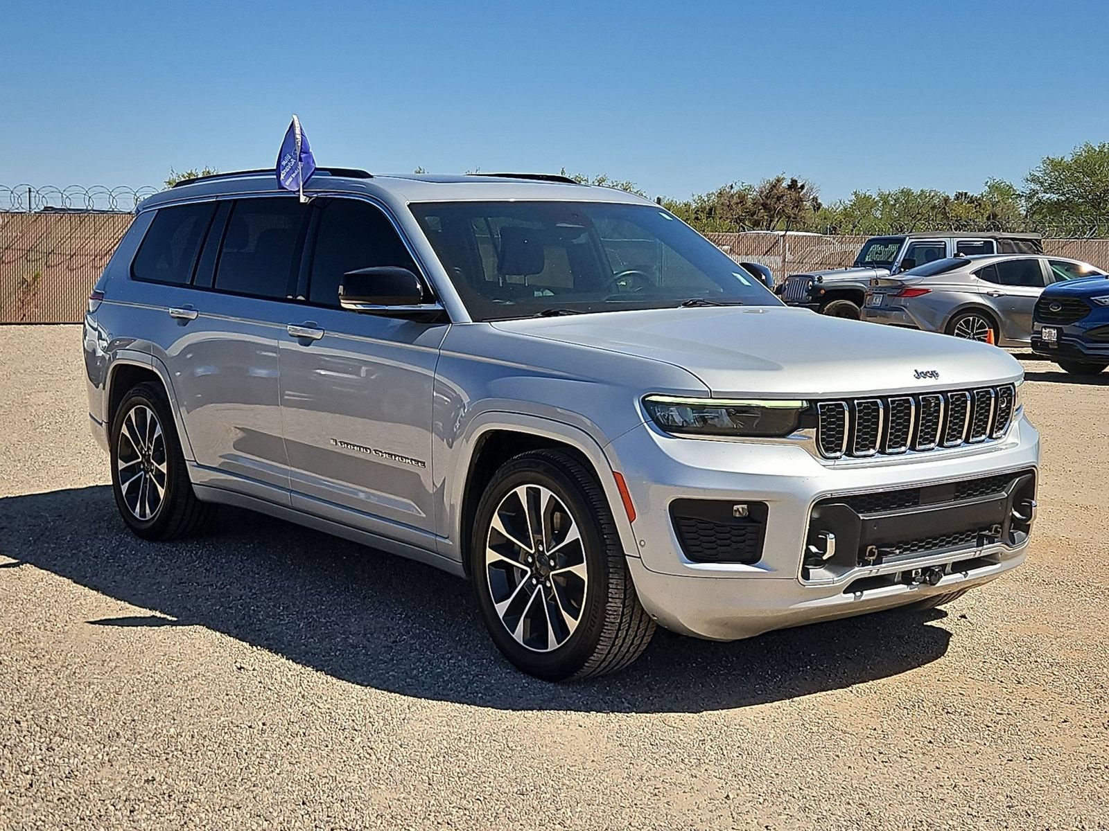 Used 2022 Jeep Grand Cherokee L Overland w/ Advanced Protech Group III AWD/4WD image 3