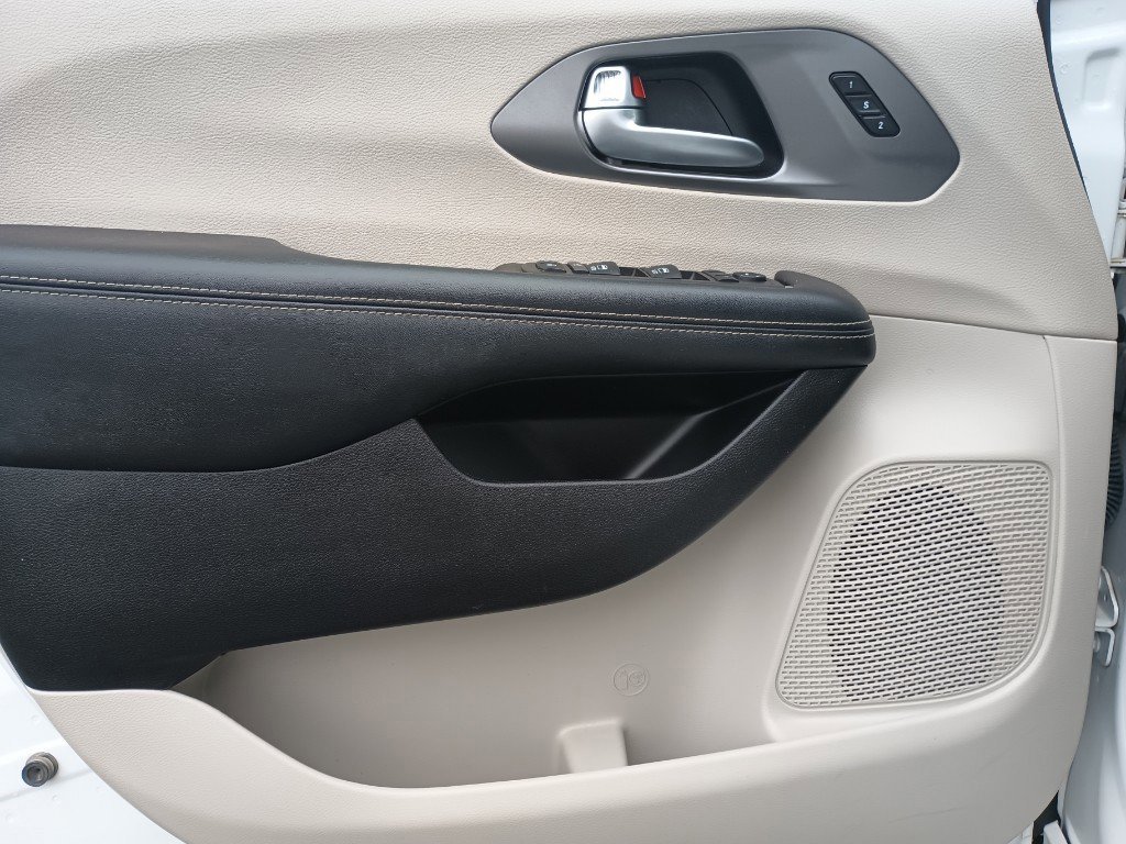 Used 2022 Chrysler Pacifica Touring-L w/ Uconnect Theater Family Group image 14