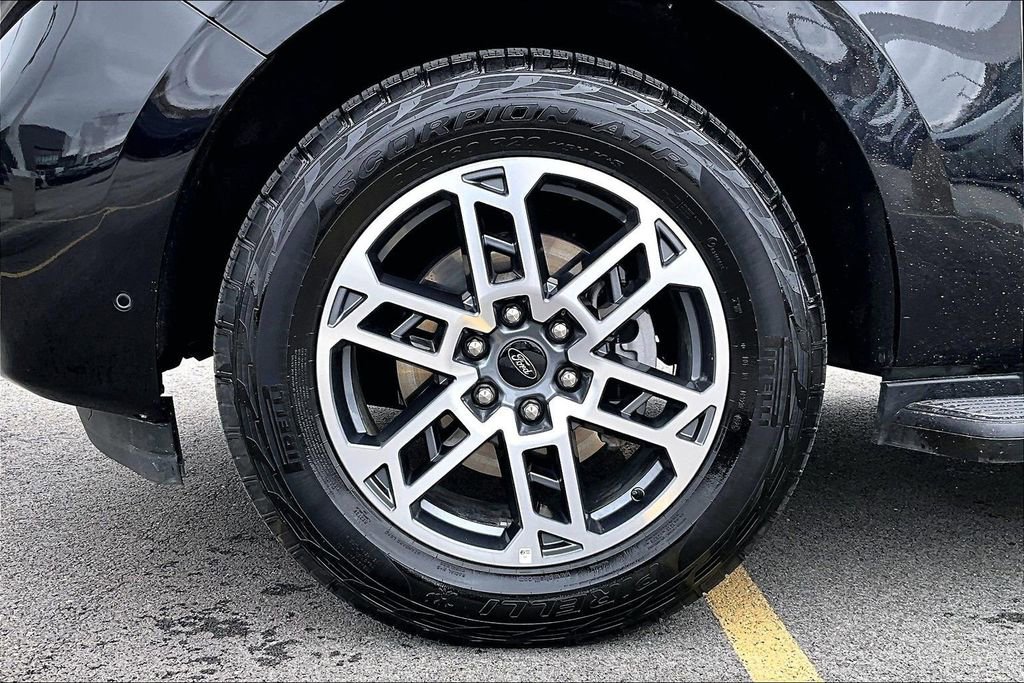 Certified 2025 Ford Expedition Active AWD/4WD image 9