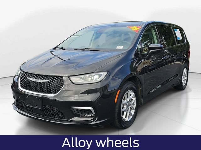 Used 2023 Chrysler Pacifica Touring-L FWD image 9