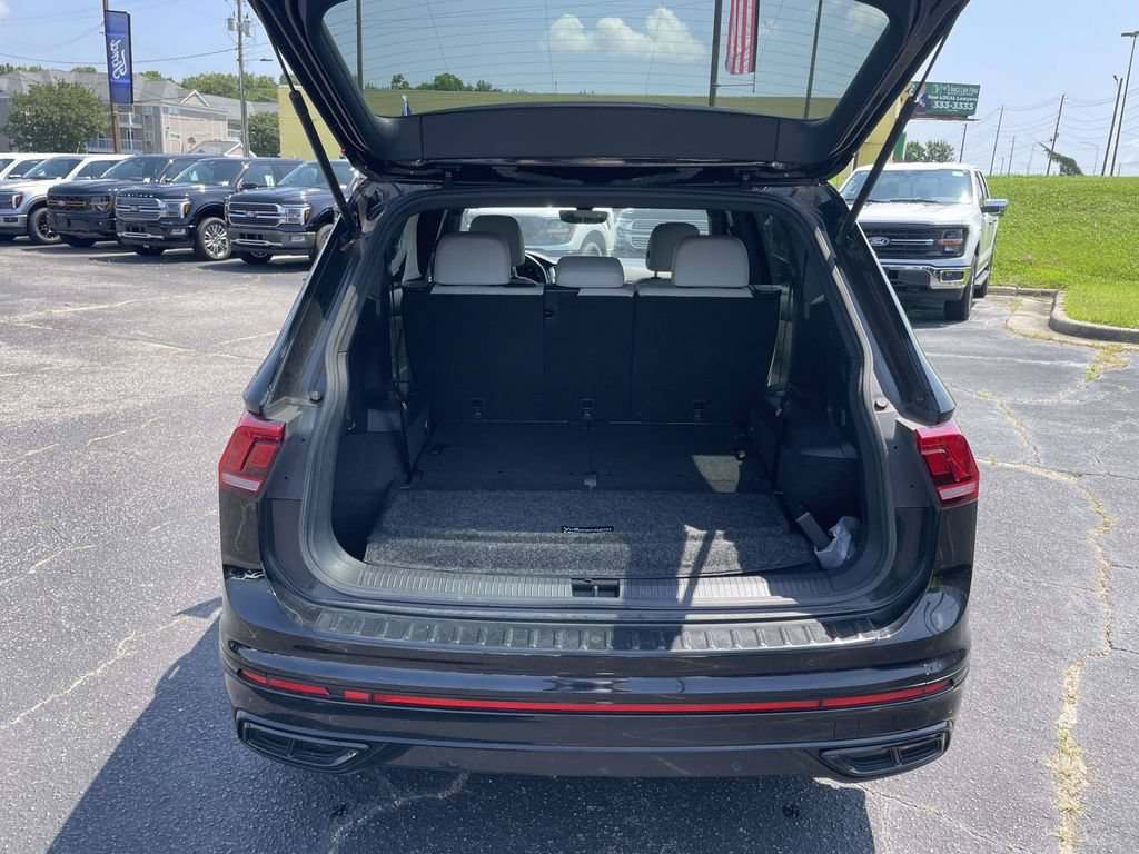 Used 2023 Volkswagen Tiguan SE R-Line FWD image 10