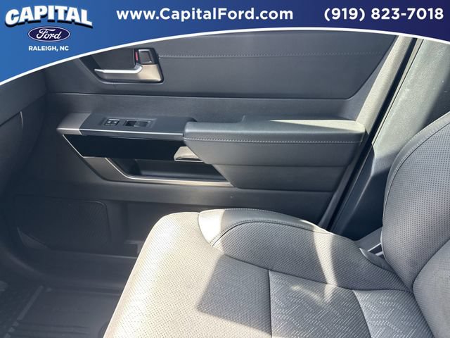 Used 2025 Toyota Tundra Limited AWD/4WD image 29