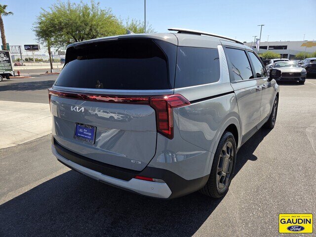 Used 2025 Kia Carnival EX FWD image 7