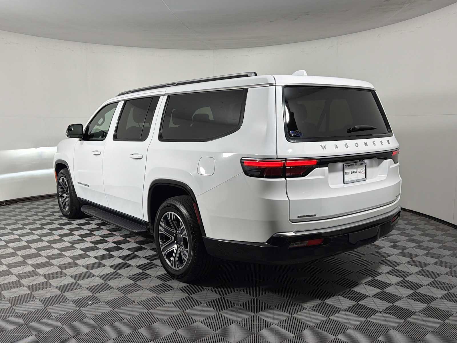 Used 2023 Jeep Wagoneer L Series II AWD/4WD image 5