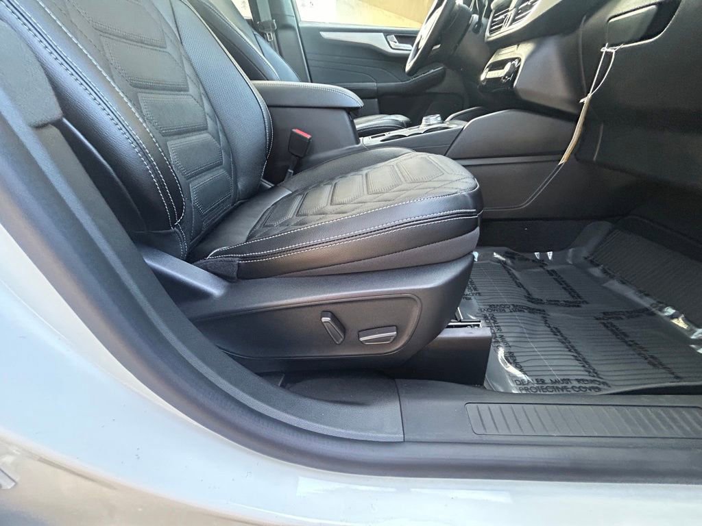 Certified 2024 Ford Escape SE w/ PHEV Premium Package FWD image 27