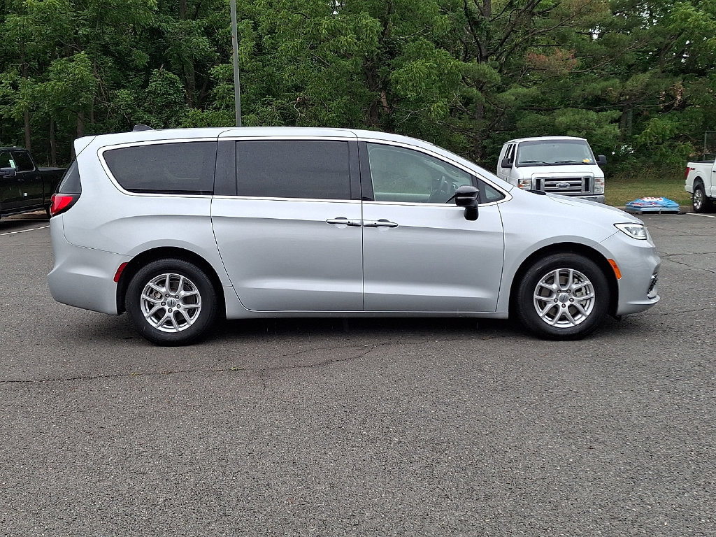 Used 2024 Chrysler Pacifica Touring-L FWD image 10