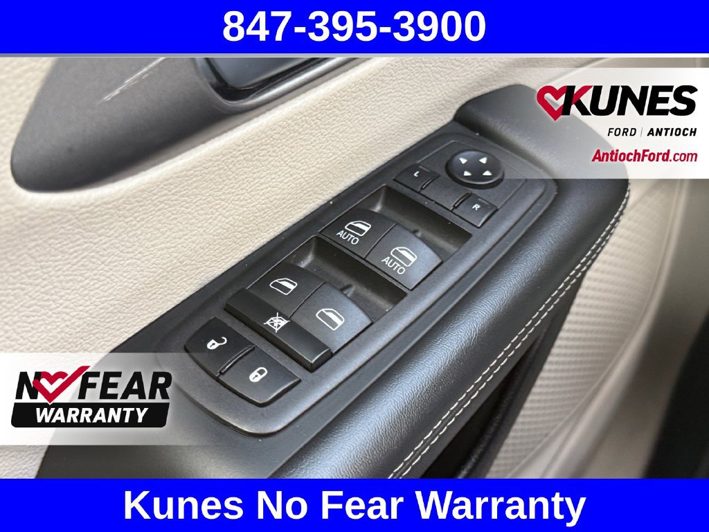 Used 2023 Chrysler Pacifica Touring-L FWD image 49