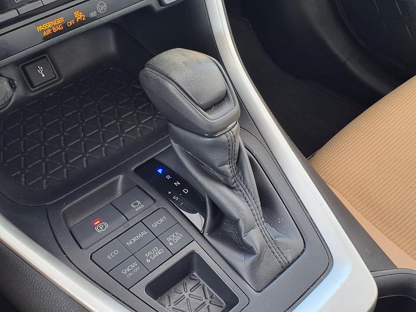 Used 2022 Toyota RAV4 LE AWD/4WD image 17