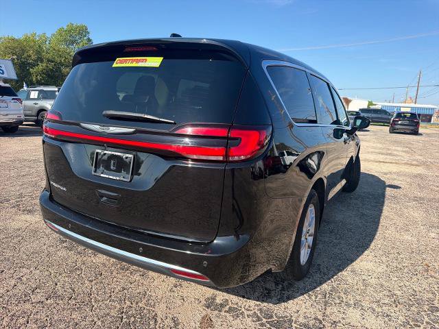 Used 2024 Chrysler Pacifica Touring-L FWD image 7