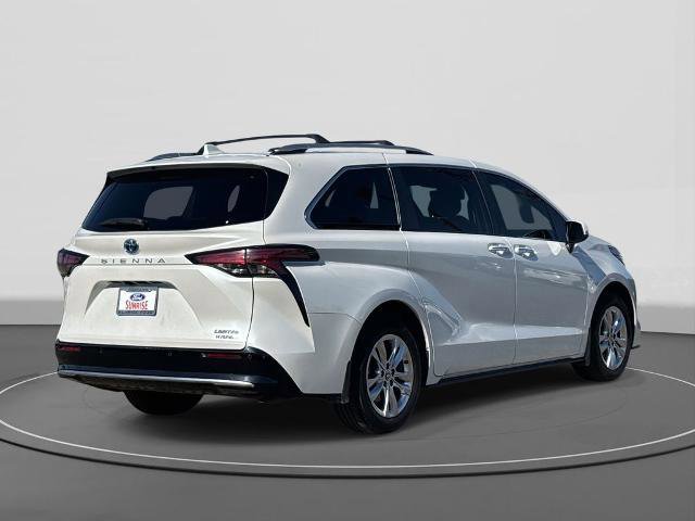 Used 2024 Toyota Sienna Limited image 4