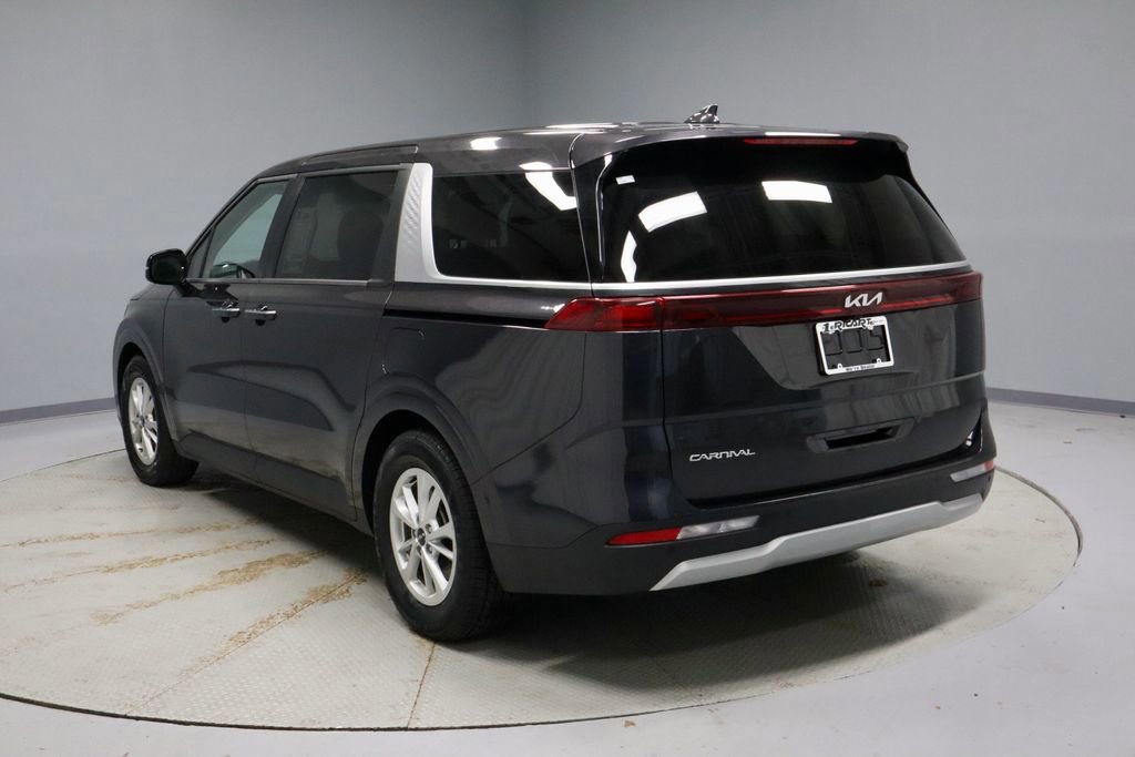 Used 2024 Kia Carnival LX image 3