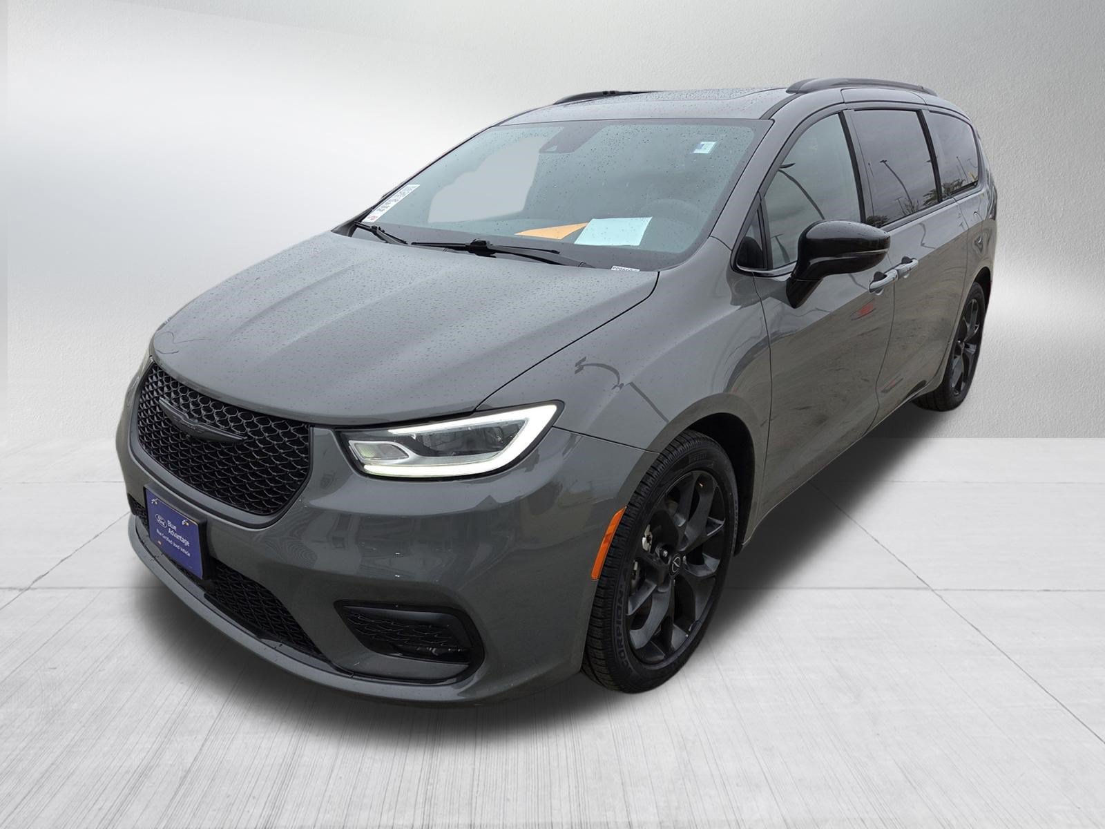 Used 2025 Chrysler Pacifica Limited FWD image 3