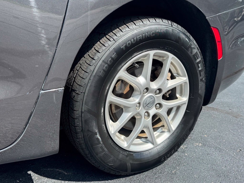 Used 2023 Chrysler Pacifica Touring-L FWD image 31