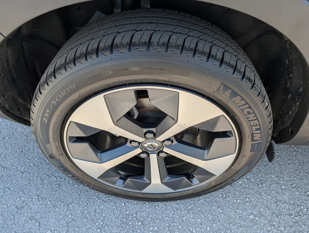 Used 2025 Volvo XC40 B5 Plus AWD/4WD image 32