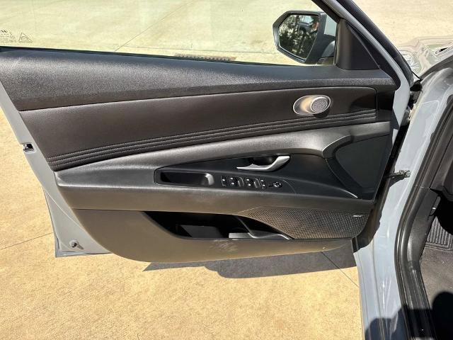 Used 2022 Hyundai Elantra Limited image 23