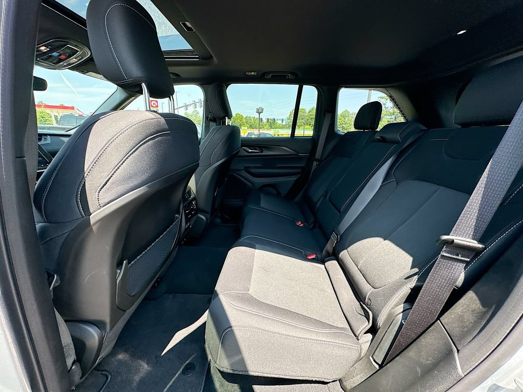 Used 2024 Jeep Grand Cherokee Laredo X w/ Luxury Tech Group I RWD image 16