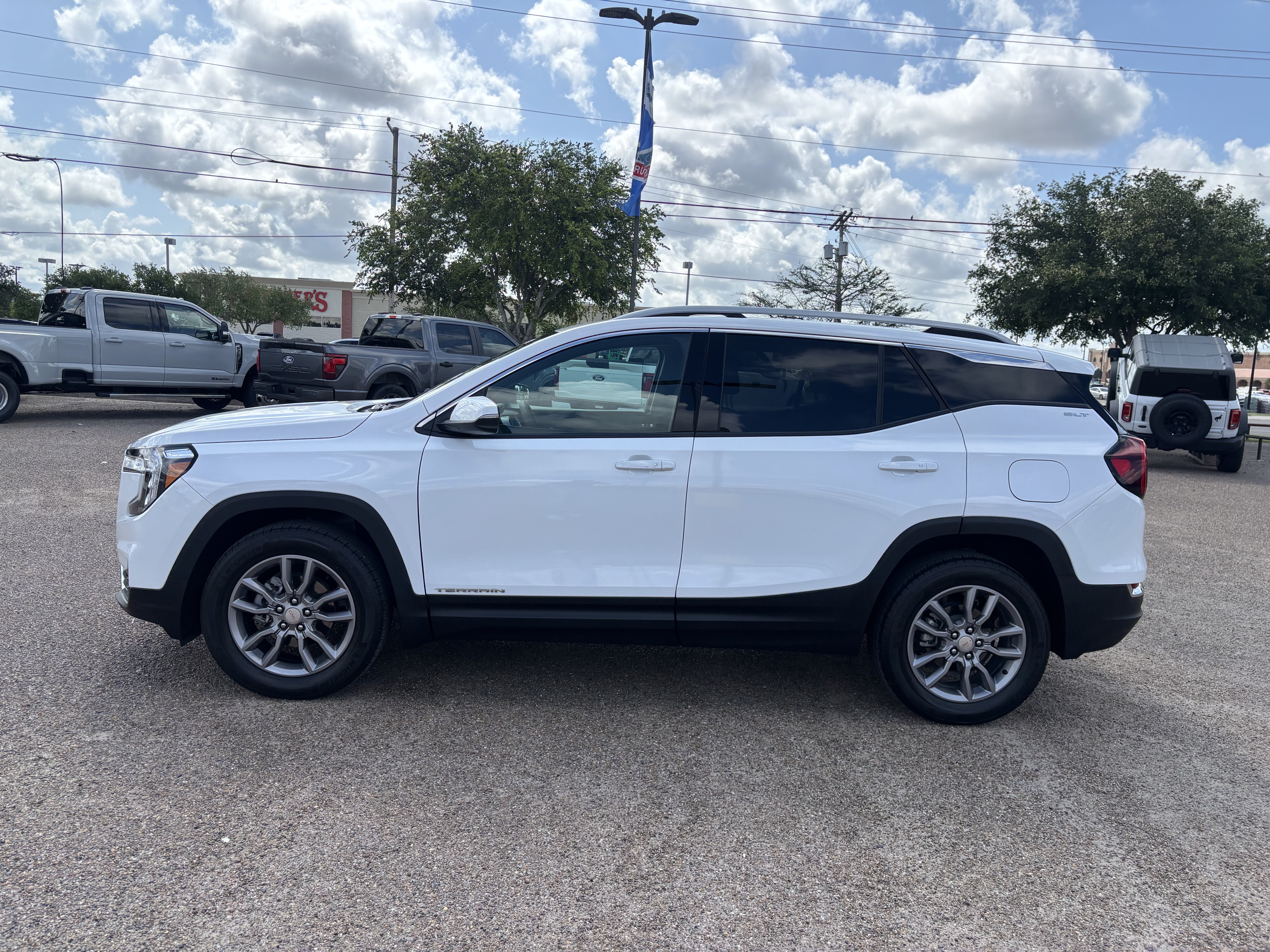 Used 2024 GMC Terrain SLT AWD/4WD image 2