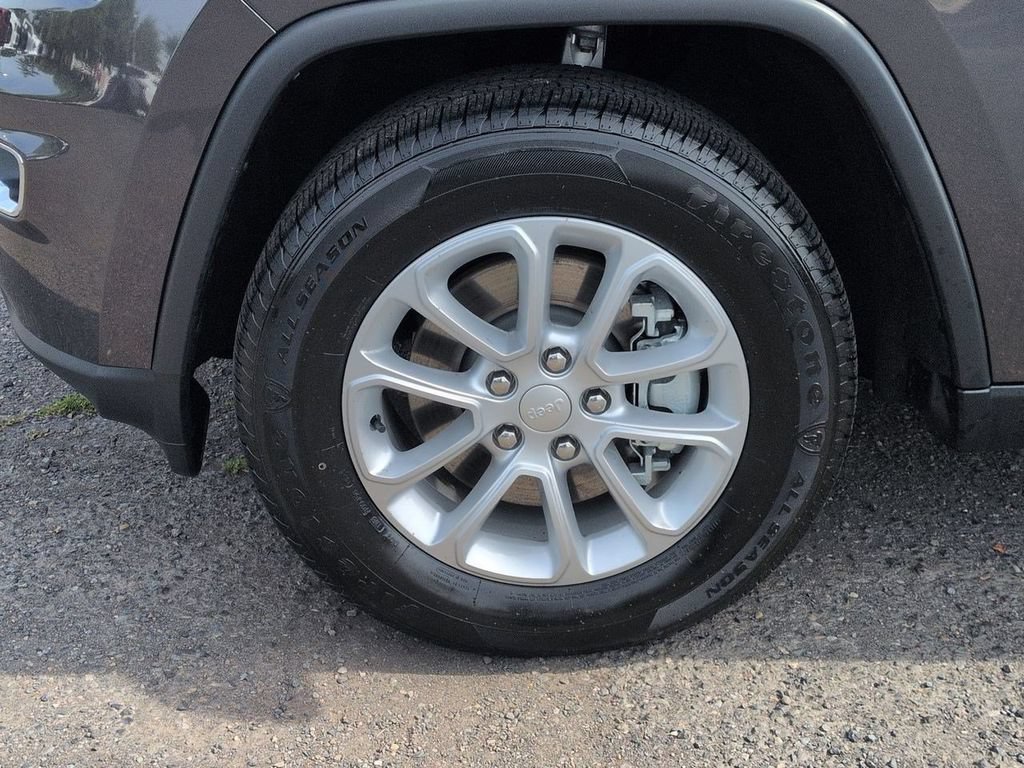 Used 2021 Jeep Grand Cherokee Laredo AWD/4WD image 32