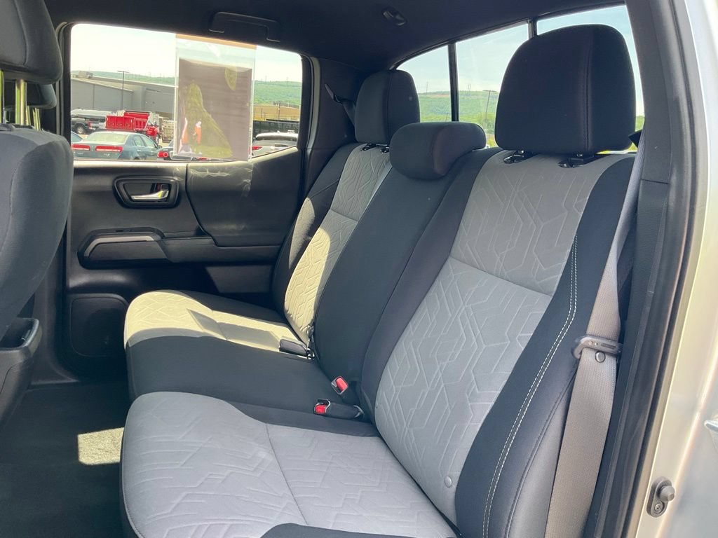 Used 2022 Toyota Tacoma TRD Off-Road AWD/4WD image 19