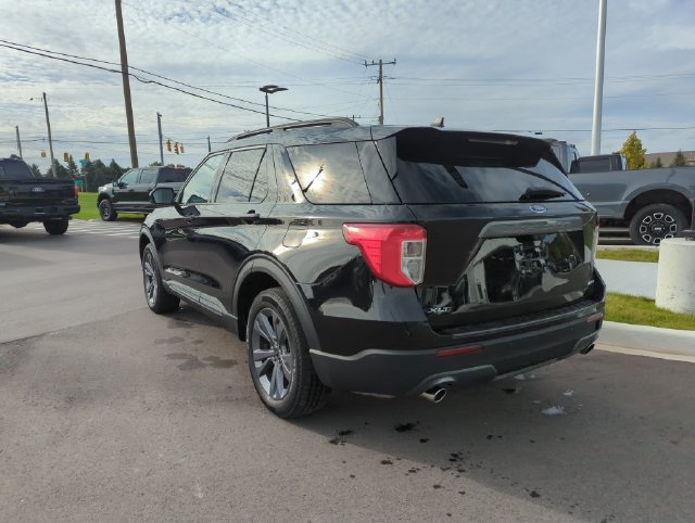 Certified 2023 Ford Explorer XLT w/ Equipment Group 202A AWD/4WD image 3