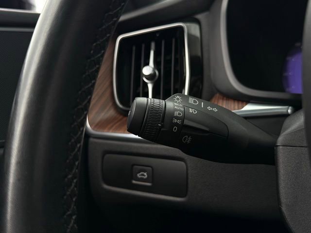 Used 2023 Volvo XC60 B5 Plus AWD/4WD image 12