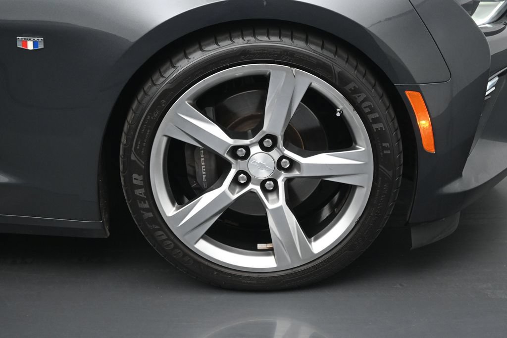 Used 2018 Chevrolet Camaro SS RWD image 21