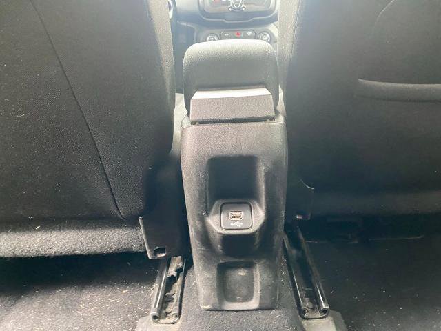 Used 2020 Jeep Renegade Latitude FWD image 29
