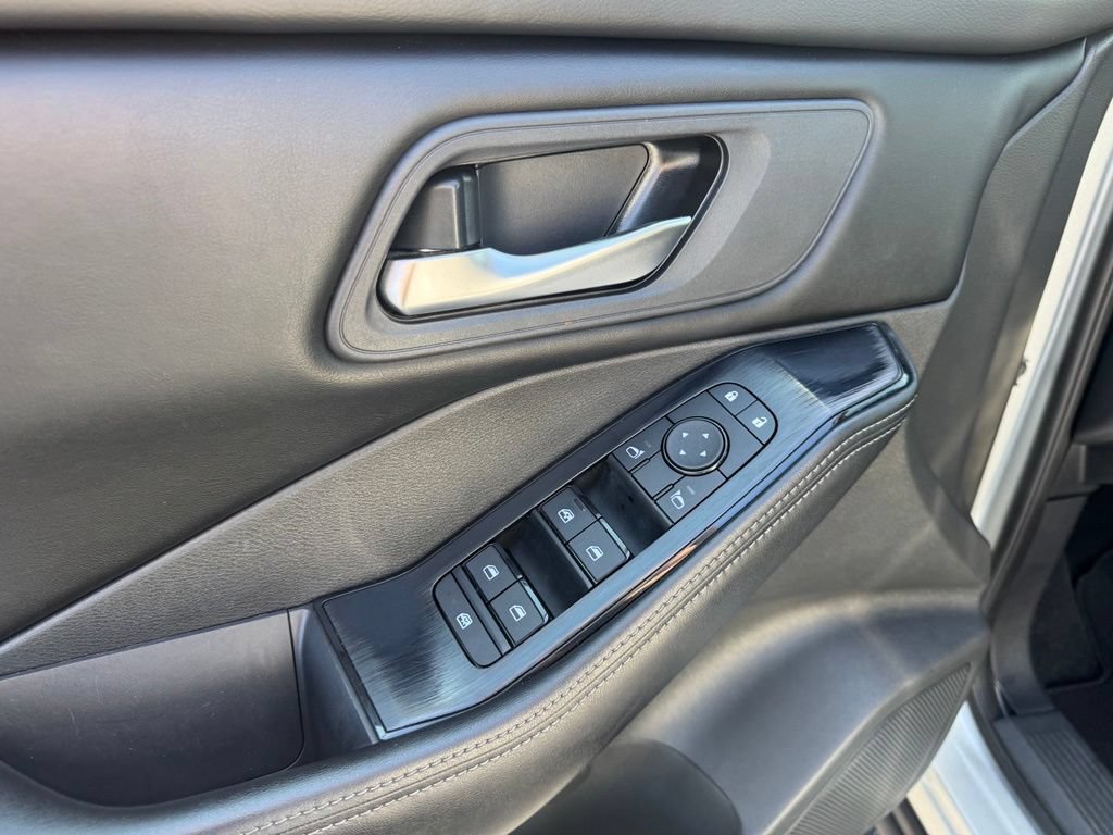 Used 2025 Nissan Rogue SV FWD image 3