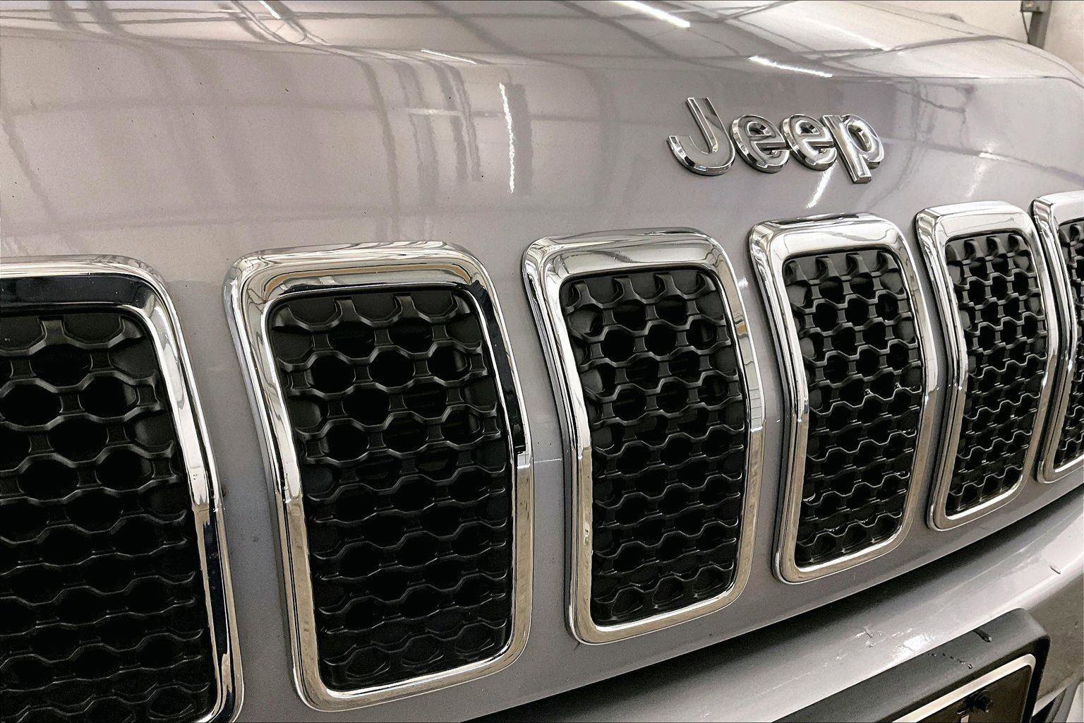 Used 2019 Jeep Cherokee Limited image 29