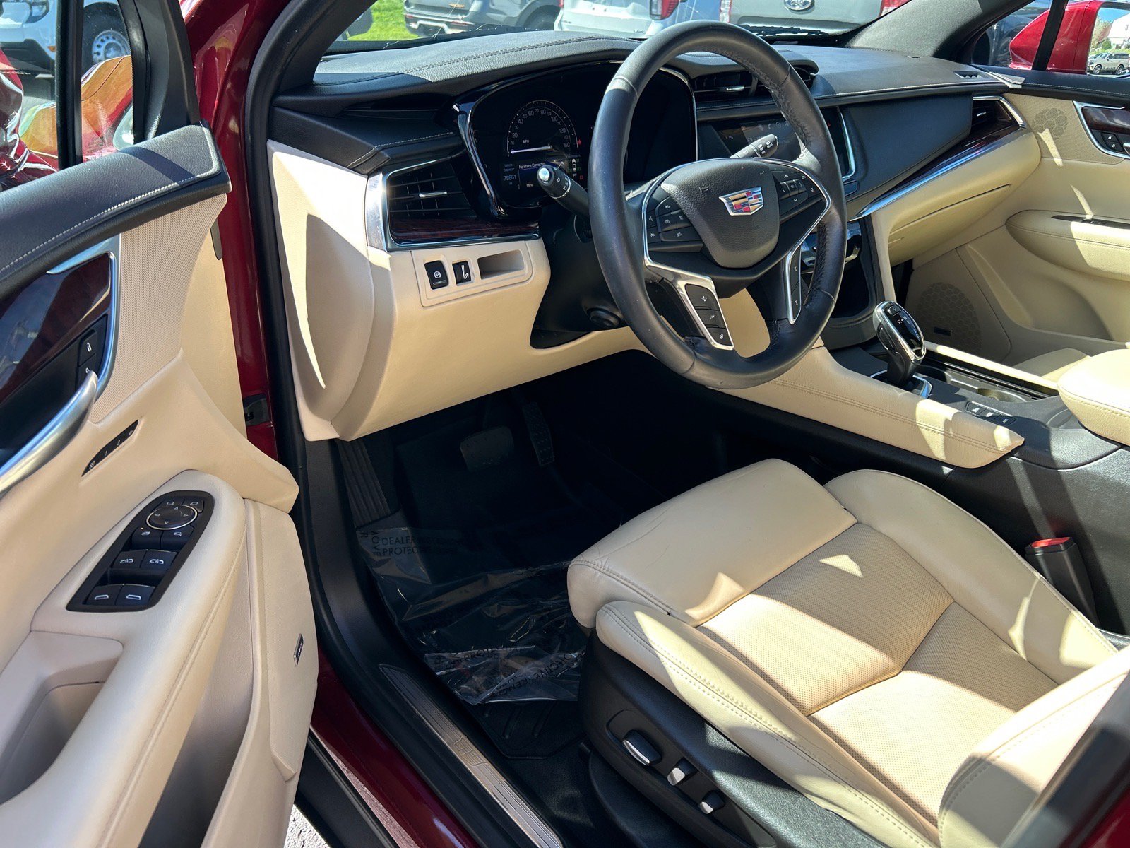 Used 2017 Cadillac XT5 Luxury w/ Driver Awareness Package AWD/4WD image 6