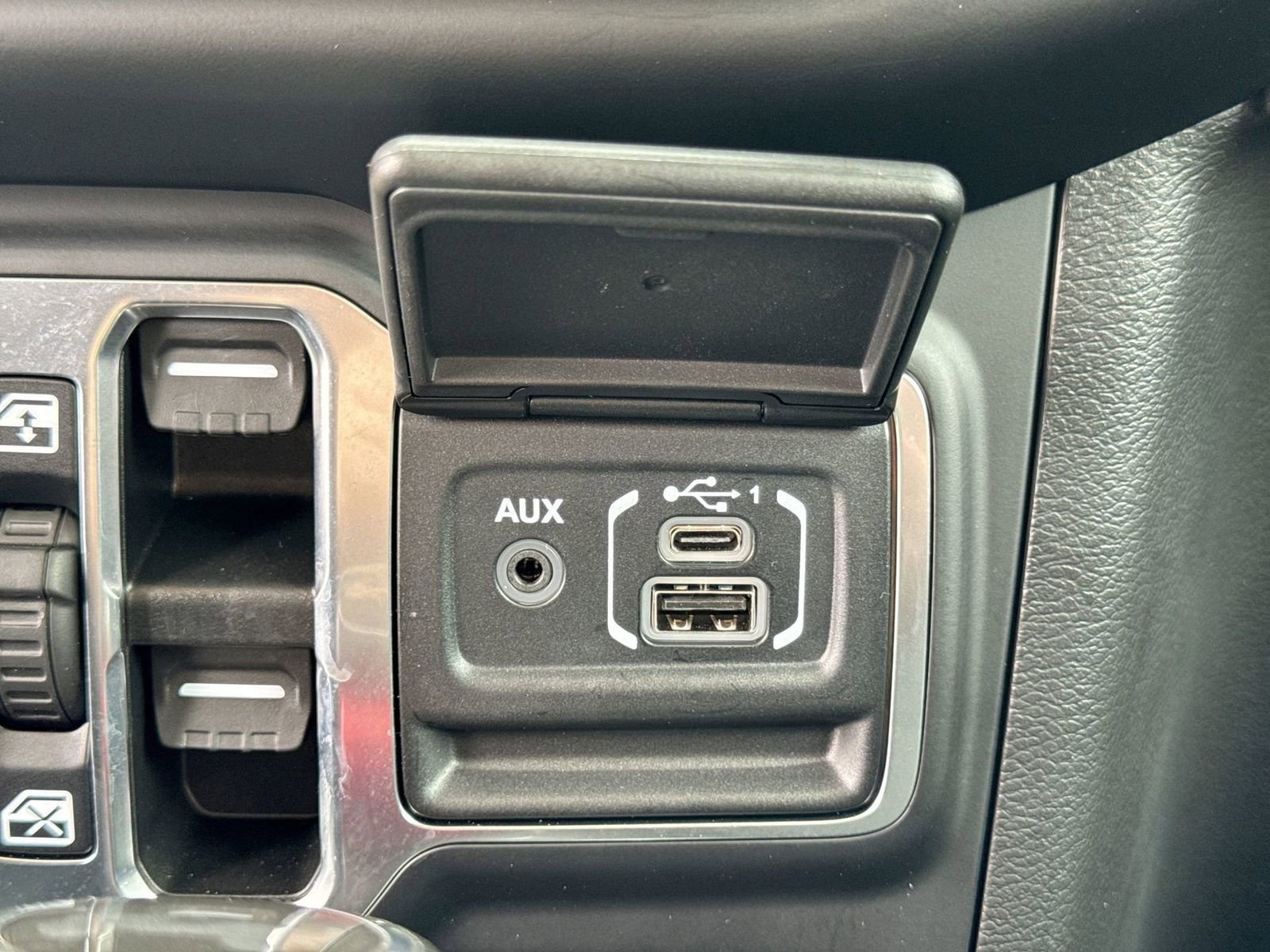 Used 2023 Jeep Wrangler Willys image 34