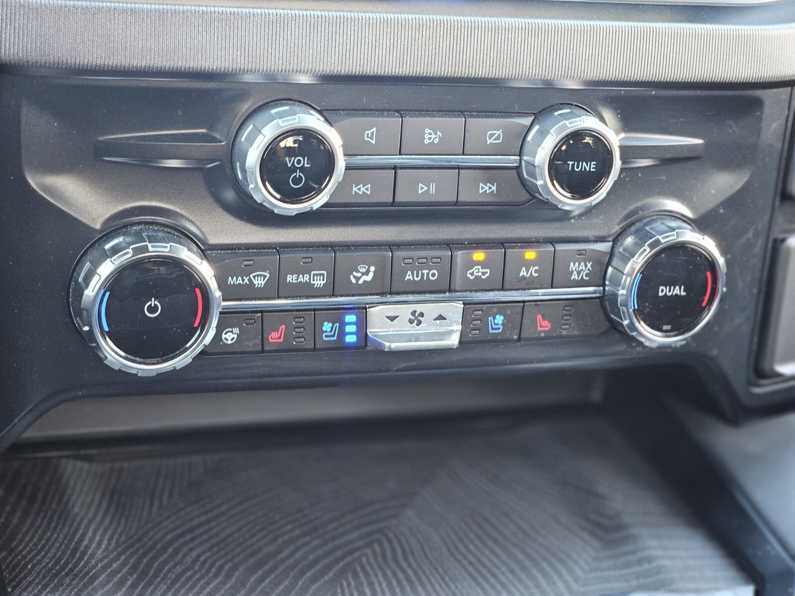 Certified 2024 Ford F250 Platinum w/ FX4 Off-Road Package image 24