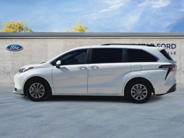 Used 2025 Toyota Sienna XLE AWD/4WD image 5