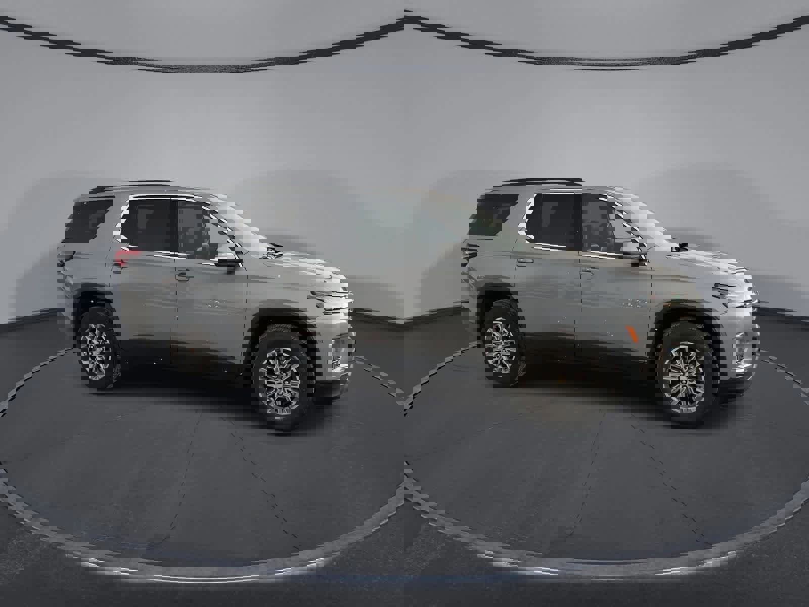 Used 2023 Chevrolet Traverse LT image 2