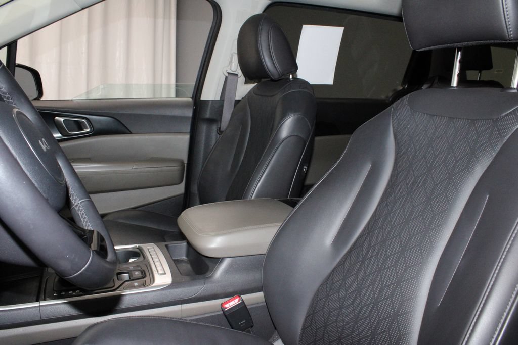 Used 2025 Kia Carnival FWD image 26