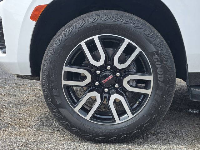 Used 2024 GMC Yukon AT4 w/ Technology Package AWD/4WD image 11