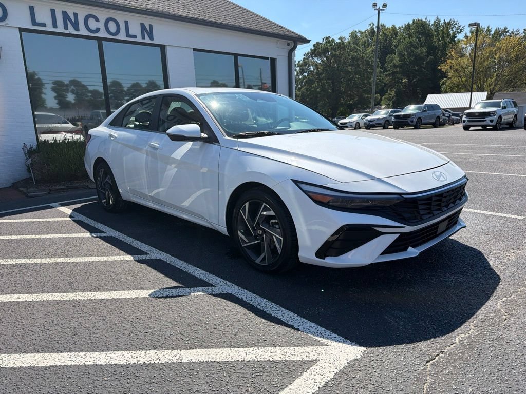 Used 2025 Hyundai Elantra Limited FWD image 5