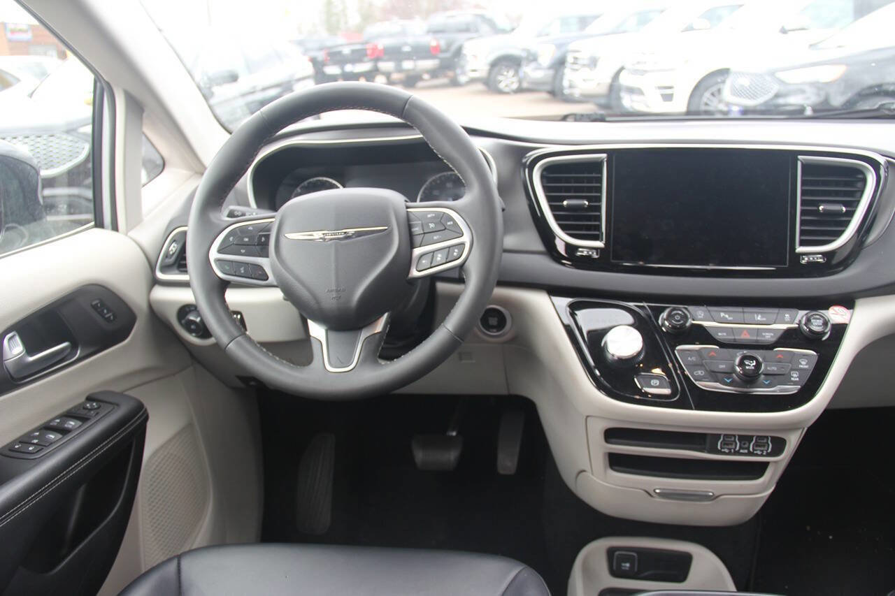 Used 2024 Chrysler Pacifica Touring-L FWD image 19
