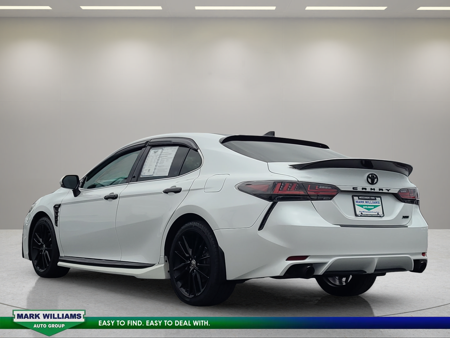 Used 2022 Toyota Camry XSE FWD image 6