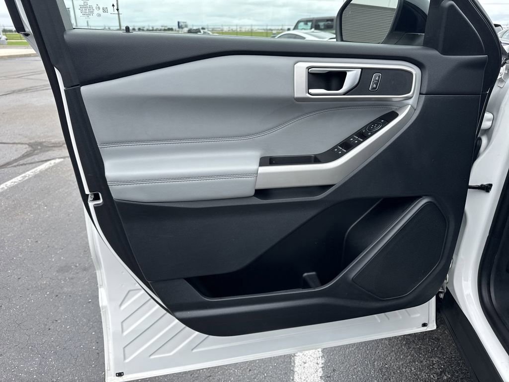 Certified 2022 Ford Explorer XLT w/ Equipment Group 202A image 15
